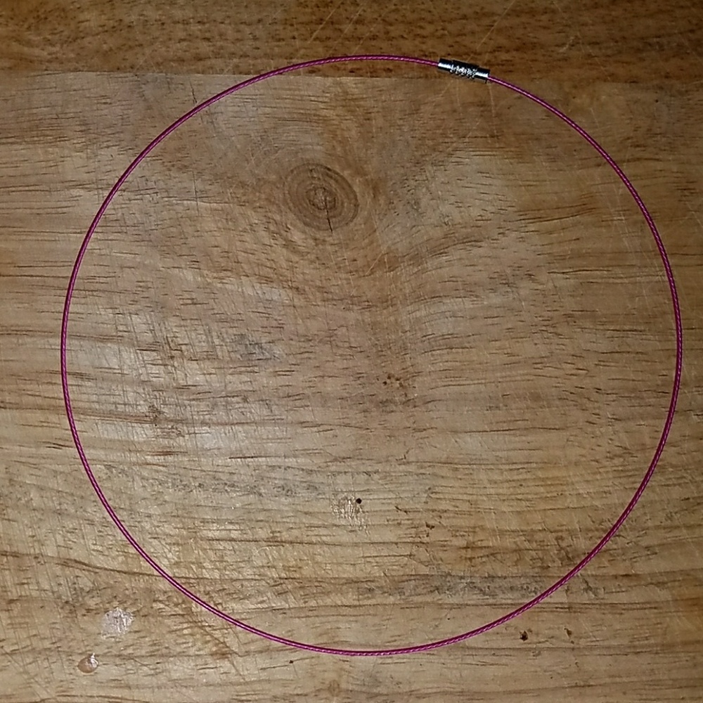 Hot pink twisted wire choker with silver closure.